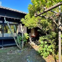葉山町堀内の賃貸物件/玄関前のサボテンと藤棚｜色んな植栽がバランスよく配置されています