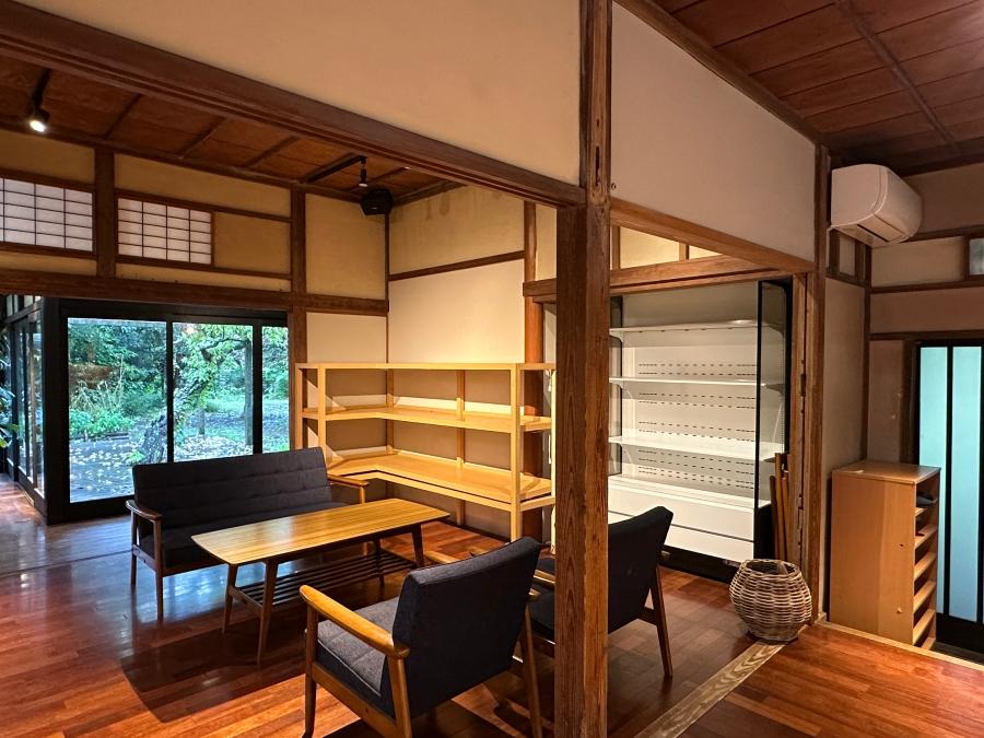 葉山町堀内の賃貸物件/玄関ホール｜待合室のような使い方もできるかもしれません