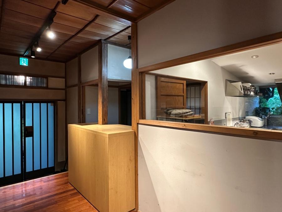 葉山町堀内の賃貸物件/玄関とキッチン｜外側からキッチンの様子を見れるように窓ガラスが嵌め込まれています