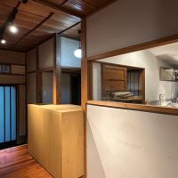 葉山町堀内の賃貸物件/玄関とキッチン｜外側からキッチンの様子を見れるように窓ガラスが嵌め込まれています