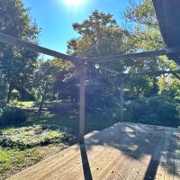 葉山町堀内の賃貸物件/ウッドデッキと庭｜この日は太陽の光が燦々と降り注いでいました