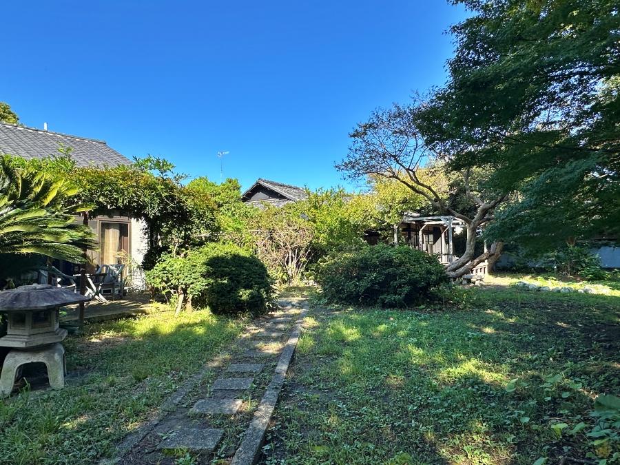 葉山町堀内の賃貸物件/庭｜平家までは石が敷かれています