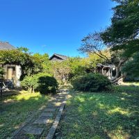 葉山町堀内の賃貸物件/庭｜平家までは石が敷かれています