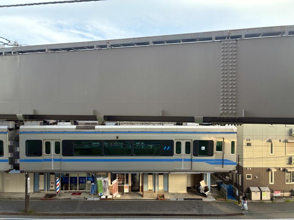鎌倉市常盤の売買物件/軌道桁とモノレール。日本全国でも２路線しかない「吊り下げ式（懸垂式）」なのです