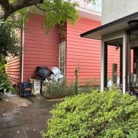 鎌倉市浄明寺一丁目の売買物件/アプローチ｜道路から細道を進むと見えてくるピンクの外壁。手前の白い建物は以前ギャラリーとして使っていました