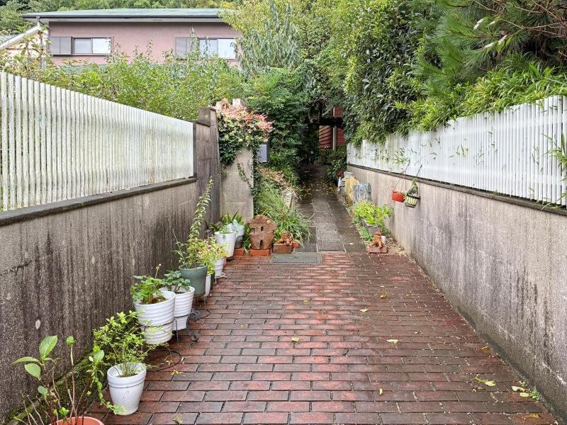 鎌倉市浄明寺一丁目の売買物件/アプローチ｜道路から続くこの細道が建物へのアプローチ。途中でレンガ敷きから石畳へ切り替わる、素敵な和洋折衷の雰囲気