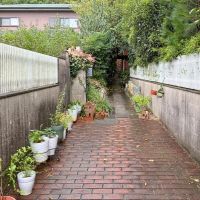 鎌倉市浄明寺一丁目の売買物件/アプローチ｜道路から続くこの細道が建物へのアプローチ。途中でレンガ敷きから石畳へ切り替わる、素敵な和洋折衷の雰囲気