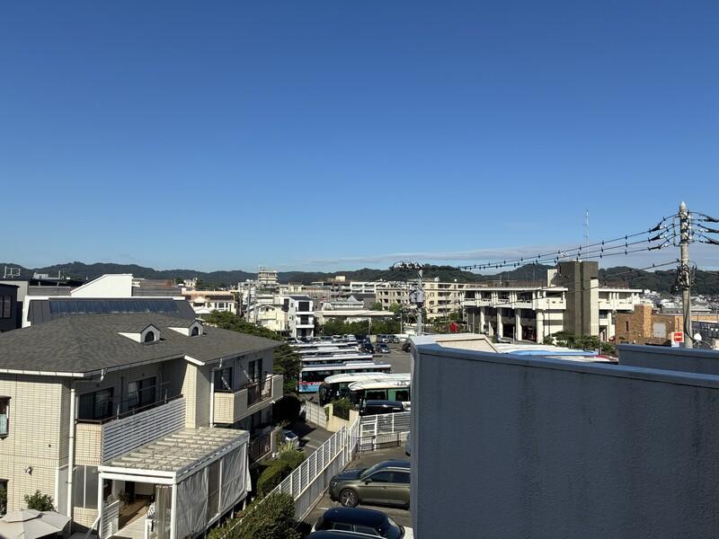 鎌倉市由比ガ浜四丁目の賃貸物件/玄関を出たところの眺望。4階で、遠くまで見える景色がいい