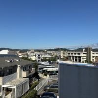 鎌倉市由比ガ浜四丁目の賃貸物件/玄関を出たところの眺望。4階で、遠くまで見える景色がいい