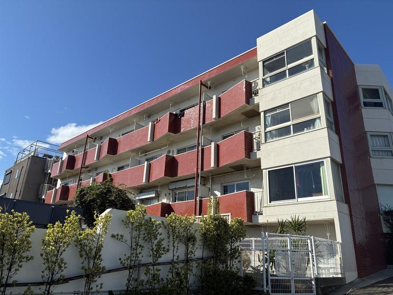 鎌倉市由比ガ浜四丁目の賃貸物件/マンション外観。レトロで貫録がある