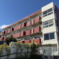 鎌倉市由比ガ浜四丁目の賃貸物件/マンション外観。レトロで貫録がある