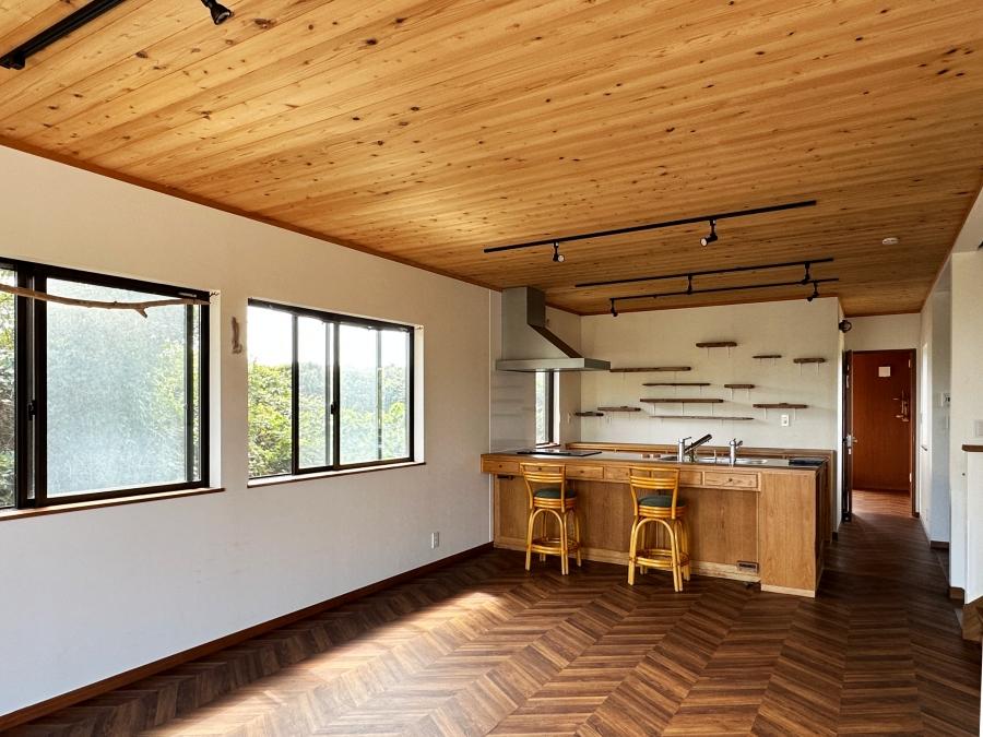 三浦市菊名の売買物件/2階リビングダイニング｜無垢板の天井が良い色味になっています