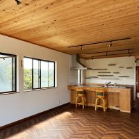 三浦市菊名の売買物件/2階リビングダイニング｜無垢板の天井が良い色味になっています