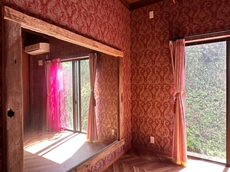 三浦市菊名の売買物件/1階洋室その1｜大きな鏡の設置されたこの部屋はダンスルーム