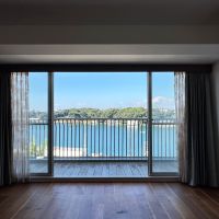 三浦市三崎町小網代の売買物件/リビング｜カーテンレールは隠されエアコンもこちら側についていないので眺望に集中できます