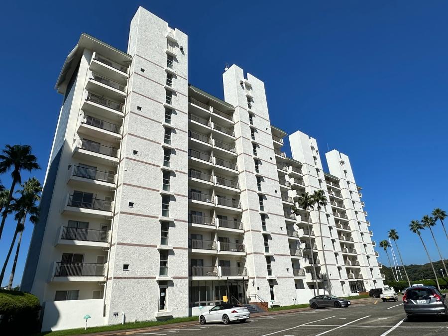 三浦市三崎町小網代の売買物件/外観｜海を向いて建つ4棟の建物は白い外壁に太陽が反射して輝きを放っています