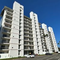 三浦市三崎町小網代の売買物件/外観｜海を向いて建つ4棟の建物は白い外壁に太陽が反射して輝きを放っています