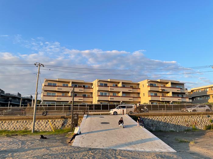 鎌倉市由比ガ浜四丁目の売買物件/海に面した３階建ての低層マンション
