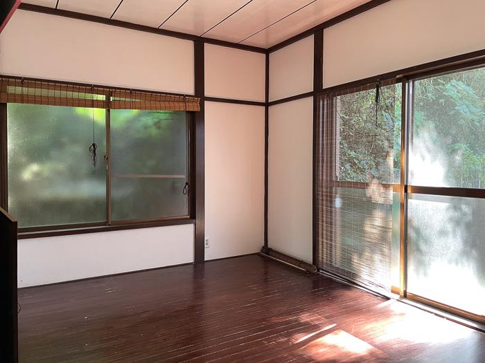 鎌倉市材木座四丁目の売買物件/平家2| 8帖洋室の南東向き。こちらの部屋はシンプル