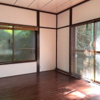 鎌倉市材木座四丁目の売買物件/平家2| 8帖洋室の南東向き。こちらの部屋はシンプル