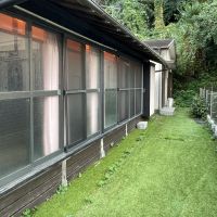 鎌倉市材木座四丁目の売買物件/平家1| 南側庭部分。人工芝が敷かれています