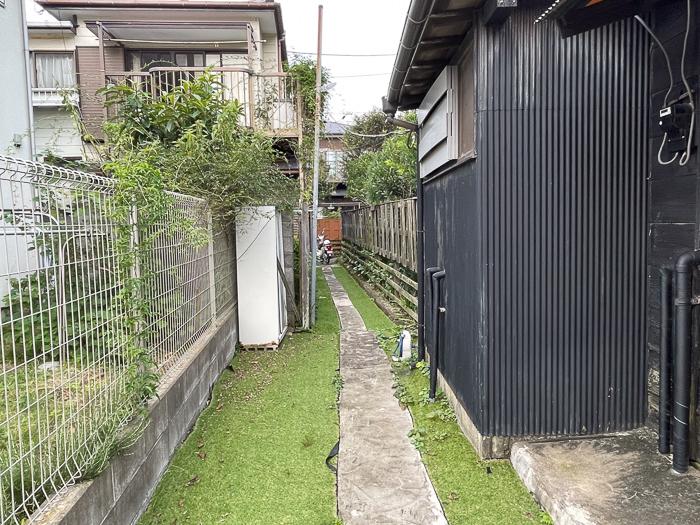 鎌倉市材木座四丁目の売買物件/平家1|　細い路地を通って道に出ます