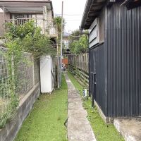 鎌倉市材木座四丁目の売買物件/平家1|　細い路地を通って道に出ます