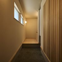 茅ヶ崎市香川二丁目の売買物件/玄関｜土間を通って廊下が続きます。この奥に何が待っているのかワクワクします