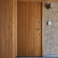 茅ヶ崎市香川二丁目の売買物件/玄関｜壁に囲まれて奥まった感じが茶室のにじり口のようにも見えます