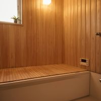 茅ヶ崎市香川二丁目の売買物件/浴室｜ハーフユニットで檜の壁になっています