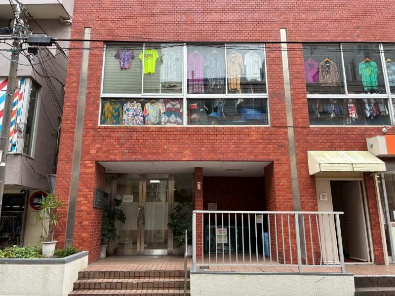 藤沢市南藤沢の売買物件/古着屋、病院、飲食店、美容院。ジャンルも雰囲気もバラバラなテナントが同居する、なんとも不思議な建物をご紹介。この写真でピンときた方も、いるのでは？
