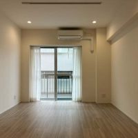 藤沢市南藤沢の売買物件/LDK｜南向き、約13帖。雑居ビルの中に、自分の隠れ家を手に入れるような感覚です