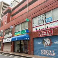 藤沢市南藤沢の売買物件/建物外観｜イラストが描かれた青いシャッターと、赤色の「SEGAL」の文字。藤沢といえばの名店が、ここにもお店を構えています