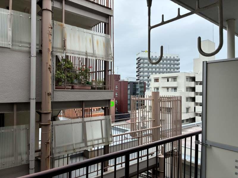 藤沢市南藤沢の売買物件/バルコニーからの眺望。街のごちゃごちゃした感じがそのまま飛び込んでくるような、雑多な感じ。このくたびれ感が好きな方、いませんか？