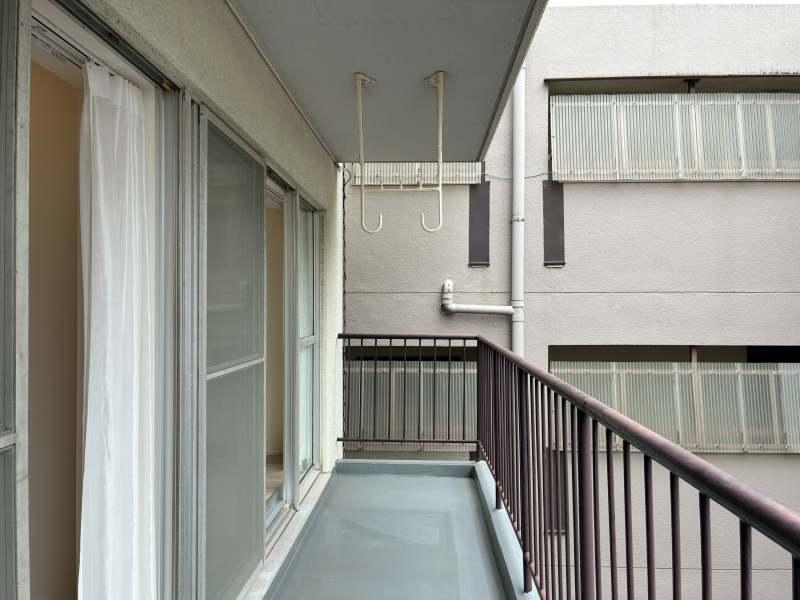 藤沢市南藤沢の売買物件/スチールのパイプ椅子を置いて読書が様になりそう。私はこの雰囲気が好きです