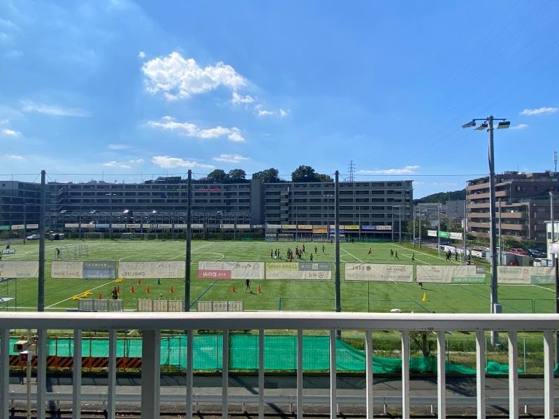 鎌倉市台三丁目の売買物件/バルコニーからの眺め│大きなサッカー場が目の前に広がります