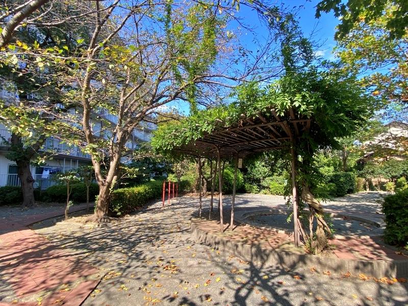 鎌倉市台三丁目の売買物件/敷地内公園│鉄棒に砂場、植物がこんもりと茂ったパーゴラがあります