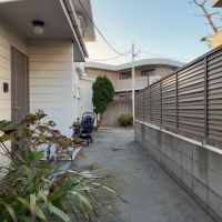 鎌倉市由比ガ浜四丁目の賃貸物件/玄関前｜自転車などが置けるちょっとしたスペースも
