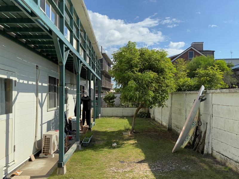 鎌倉市由比ガ浜四丁目の賃貸物件/庭｜各住戸が緩やかに共有する芝生スペース。開けた空と波の音が、すぐ近くの海の存在を感じさせます