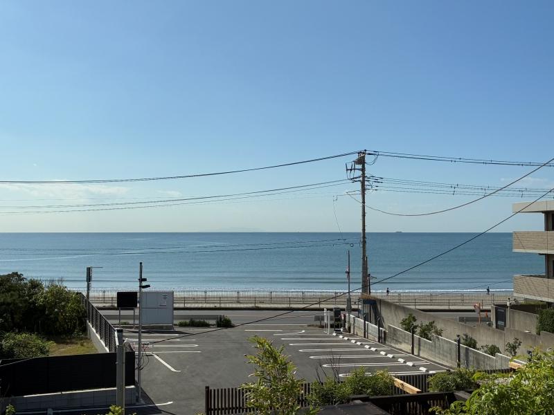 鎌倉市由比ガ浜四丁目の賃貸物件/2階 バルコニーからの眺望｜すぐそこは由比ガ浜の海。駐車場を挟むので道路の喧騒も気になりません