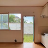 鎌倉市由比ガ浜四丁目の賃貸物件/1階 LDK｜勝手口を開ければ、奥に続く庭に出られます