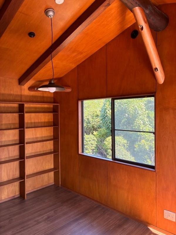 鎌倉市小町一丁目の売買物件/2階 洋室2｜角材の登り梁を丸太の梁で受けて、それを方杖が支えて。大工さんの手仕事、が見える物件です