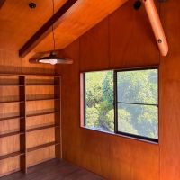 鎌倉市小町一丁目の売買物件/2階 洋室2｜角材の登り梁を丸太の梁で受けて、それを方杖が支えて。大工さんの手仕事、が見える物件です
