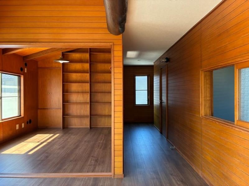 鎌倉市小町一丁目の売買物件/2階 洋室1｜日差しをたっぷりと浴びて、1階よりもより濃い飴色に仕上がっています