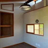鎌倉市小町一丁目の売買物件/2階 洋室3｜北側に位置しますが、天井付近の小窓や、廊下に面した室内窓からの日差しで十分に明るい