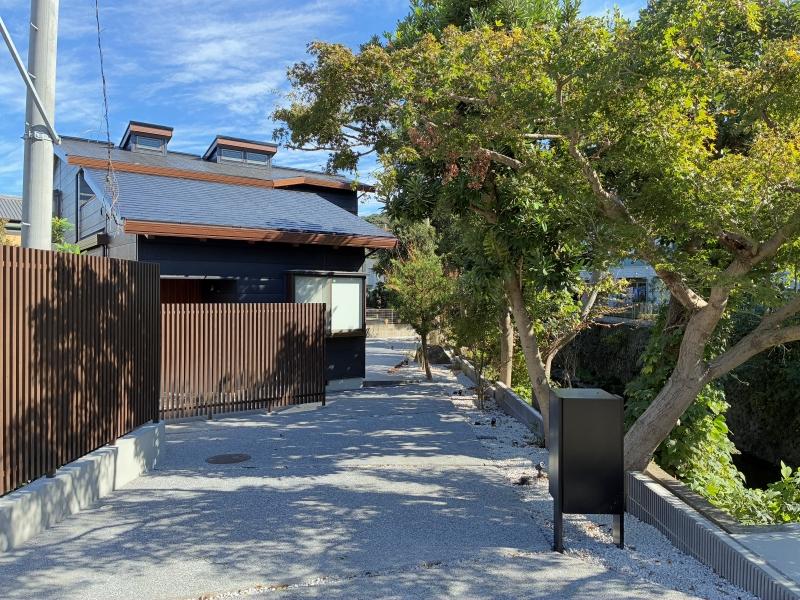 鎌倉市小町一丁目の売買物件/外観｜道路側より物件を見る。写真右側が滑川