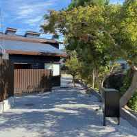 鎌倉市小町一丁目の売買物件/外観｜道路側より物件を見る。写真右側が滑川