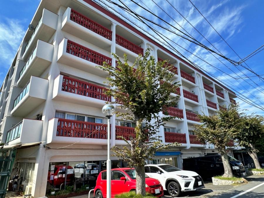 茅ヶ崎市中海岸二丁目の売買物件/外観ファサード｜縁起の良さそうな紅白の色使いが目を惹きます