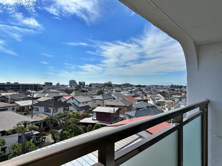茅ヶ崎市中海岸二丁目の売買物件/バルコニーからの眺望｜アールで切り取られた眺望はスコーンと抜けています