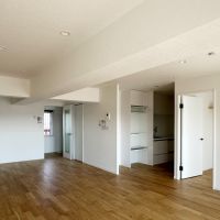 茅ヶ崎市中海岸二丁目の売買物件/リビングダイニング｜背の低い家具をレイアウトしてあげることで、多少梁の存在感は和らぐかも